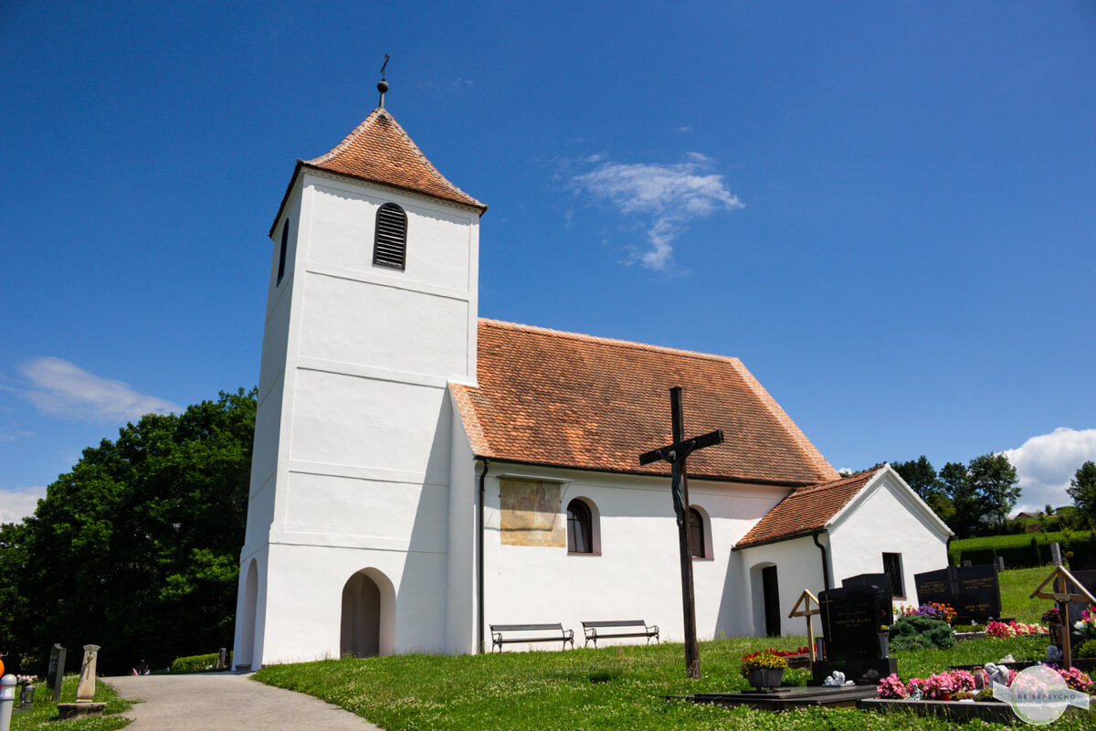 Kleine Kirche in Zahling mit romanischen Fresken innen