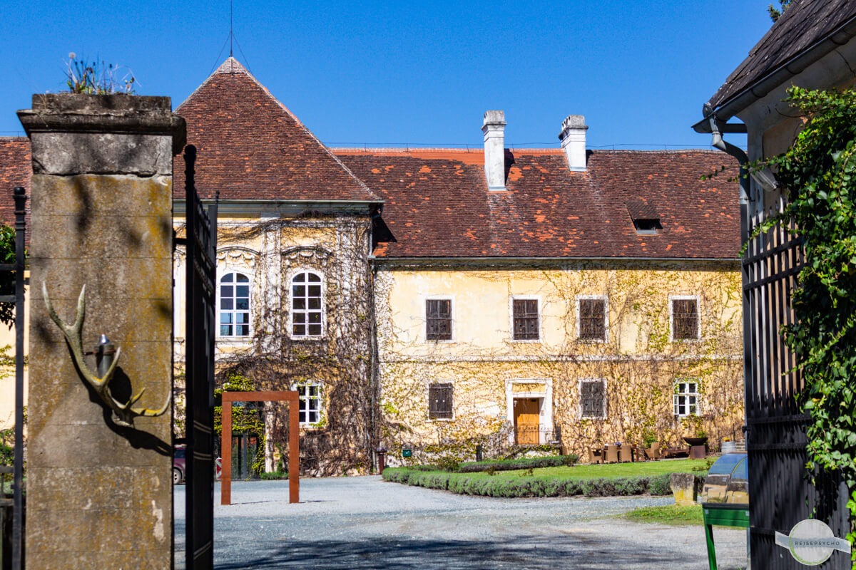 Schloss Kohfidisch von außen im Frühling