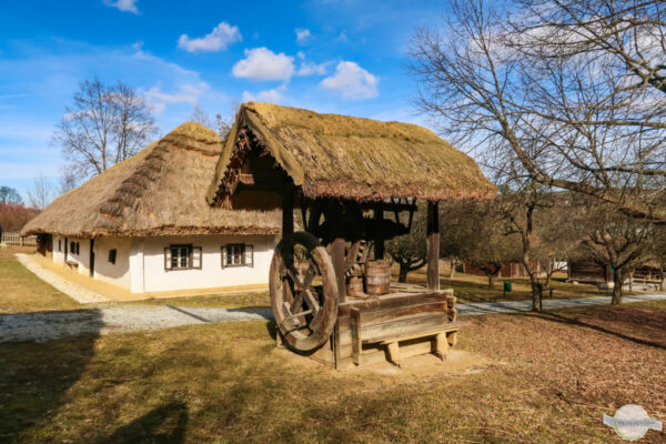 Altes burgenländisches Bauernhaus mit Brunnen im Freilichtmuseum Bad Tatzmannsdorf