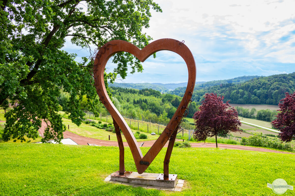 Blick durch großes Metallherz in die Landschaft