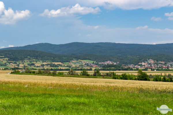 Hügeliges Südburgenland - Geschriebenstein von der Bundesstraße aus gesehen