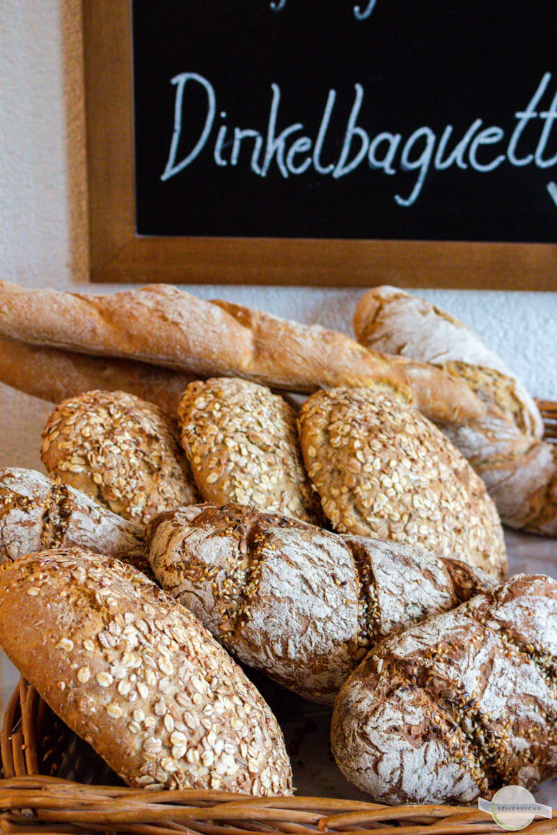 Verschiedene Sorten Brot im Korb