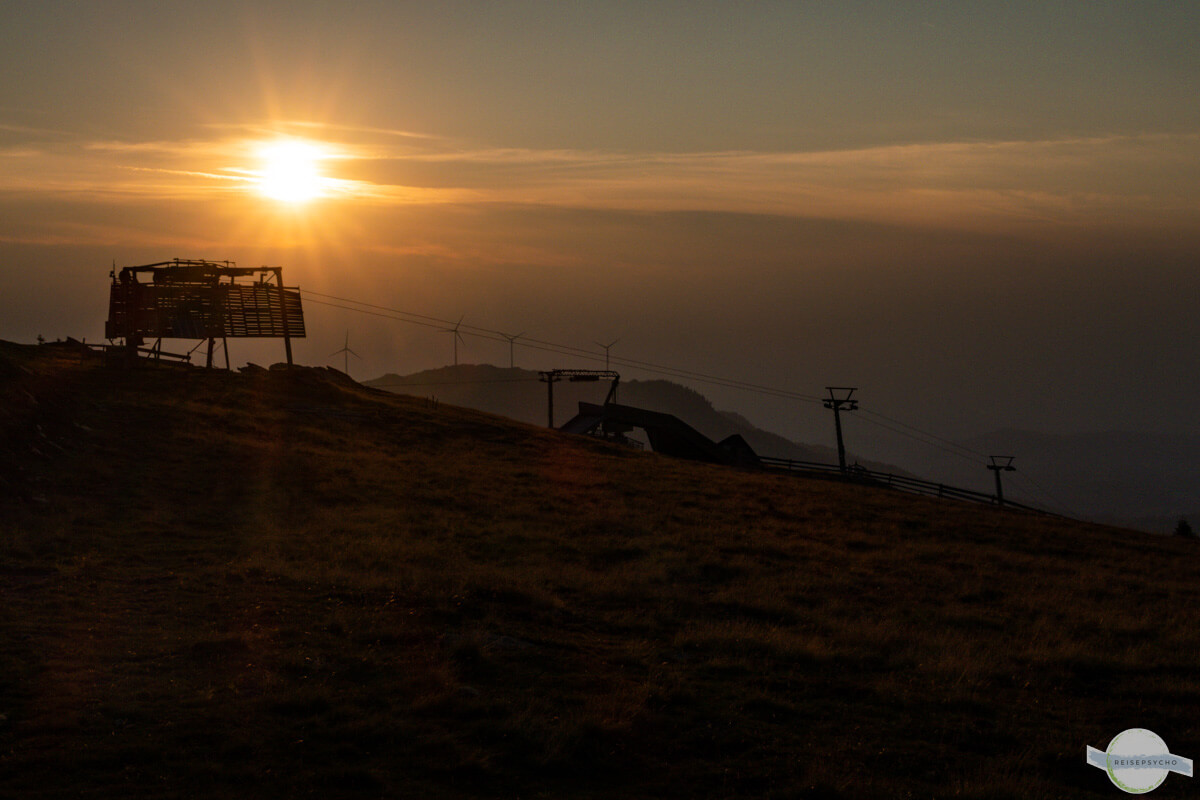 Weinebene Bergstation in der Morgendämmerung