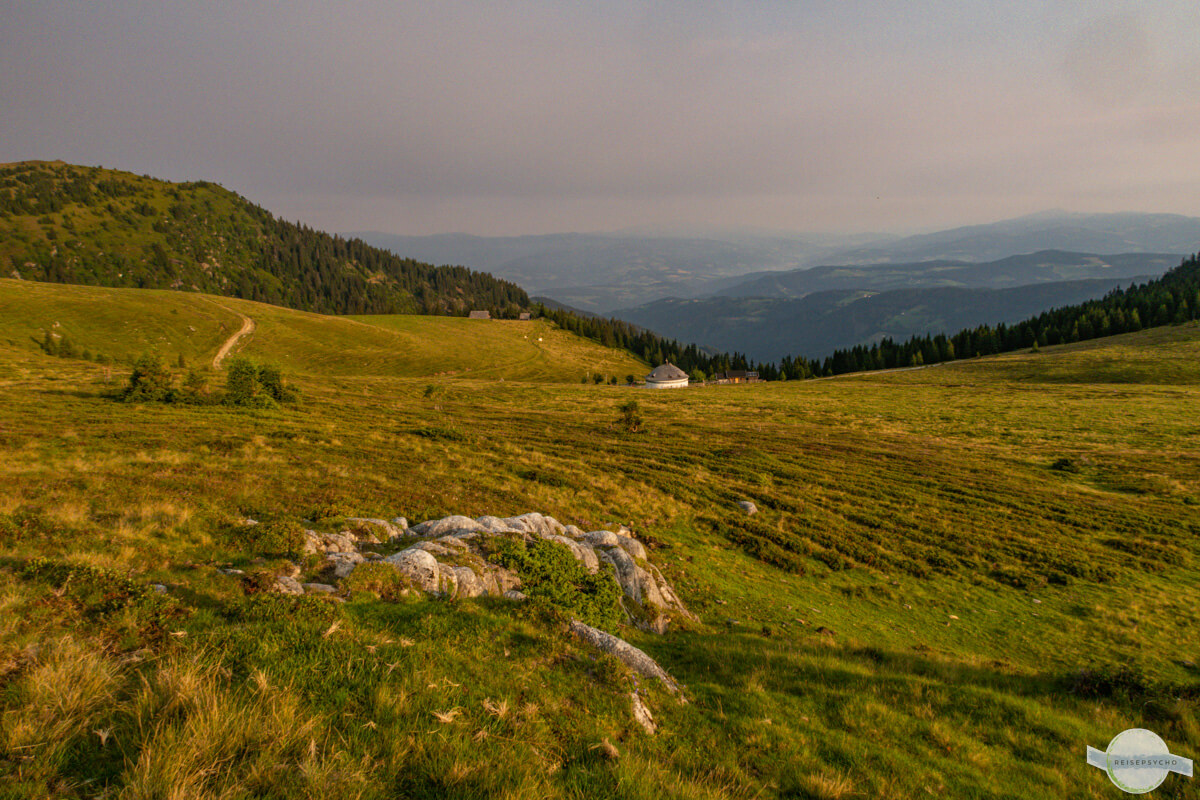 Alm mit runder Hütte (Grillitschhütte) im Hintergrund