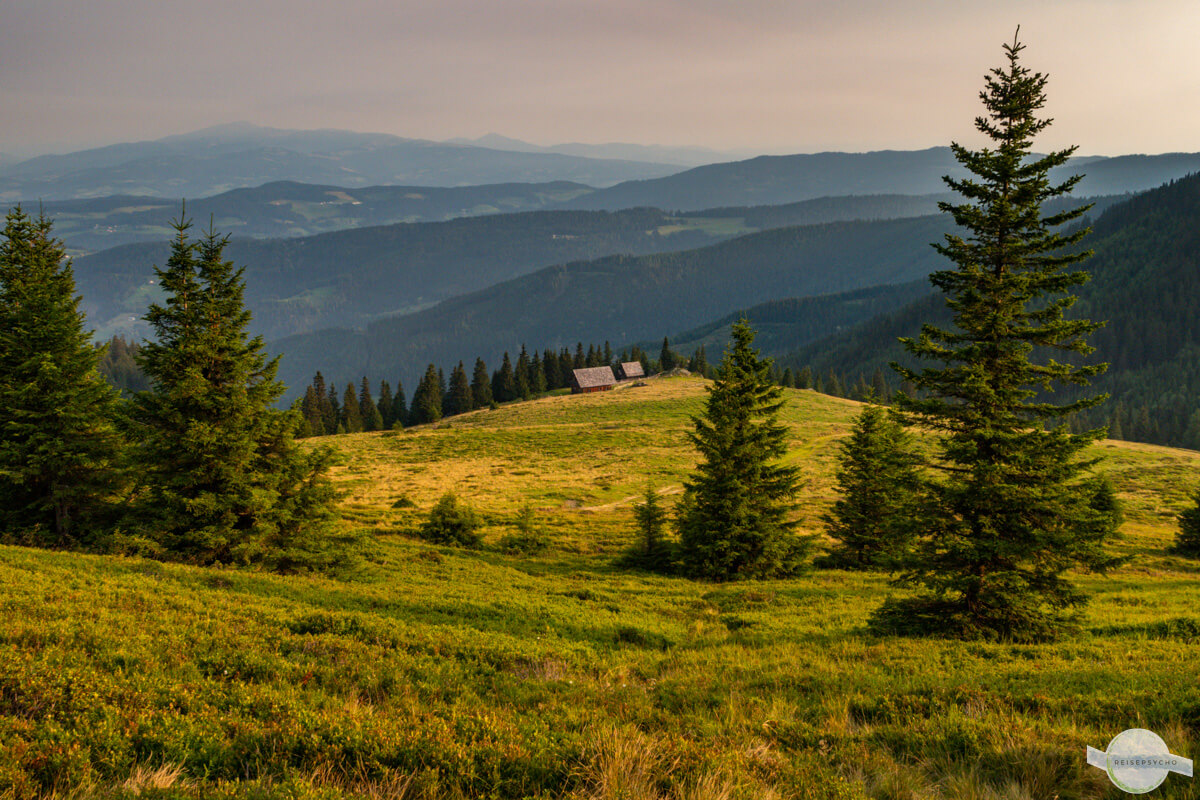 Blick auf eine Almhütte