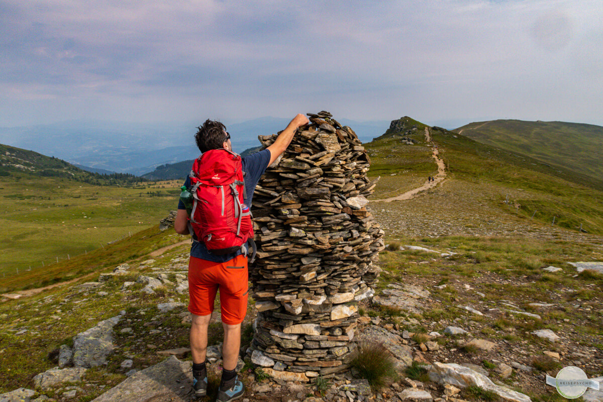 Einen Stein rauflegen auf ein Steinmandl