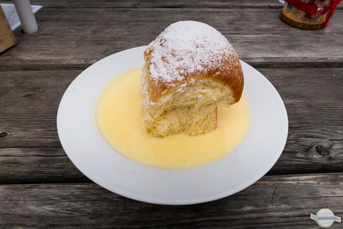 Buchteln mit Vanillesauce