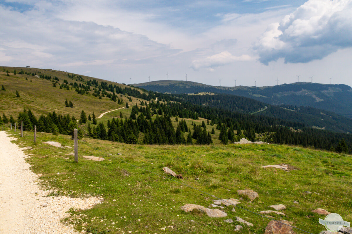 Wanderweg auf der Weinebene