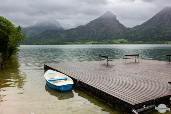 Wolfgangsee: Kleines Boot liegt neben Holzplattform