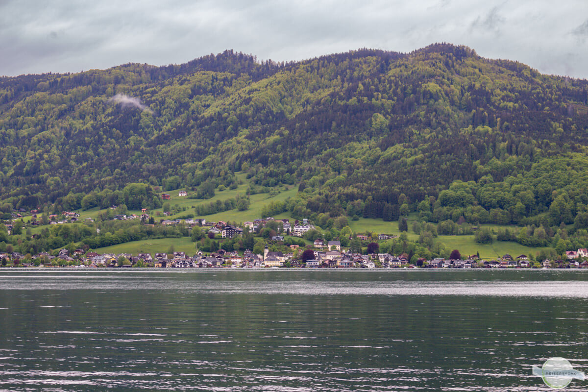 Attersee Ausblick über See auf Stadt