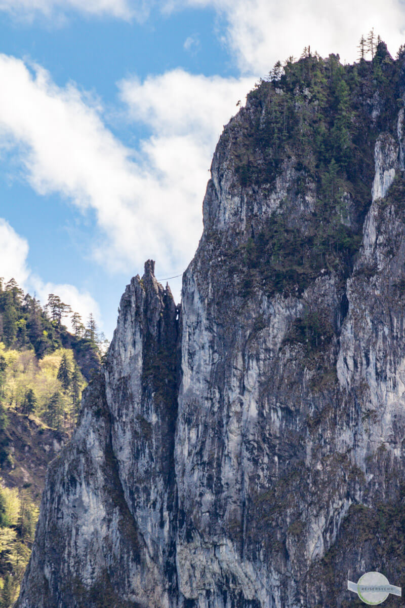 Blick vom Mondsee aus auf die Drachenwand mit Leiter und Drachenloch