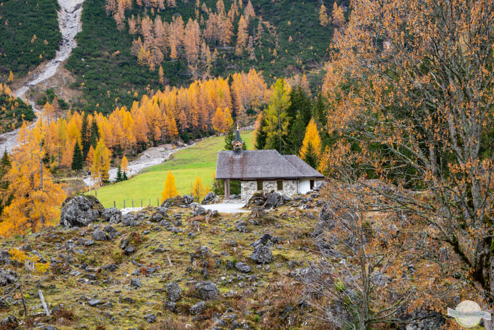 Kleines, neues Kirchlein auf der Hofalm auf einem Felsen