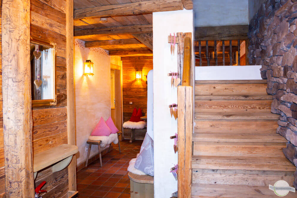Viel Holz und warmes Licht im inneren der Hütte