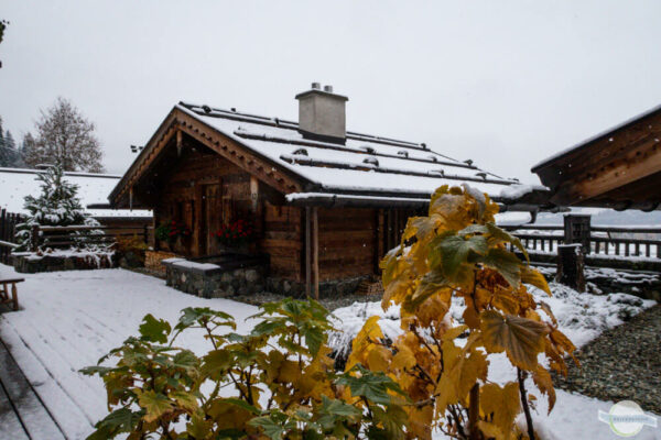 Almdorf Flachau: Hütte im Schnee