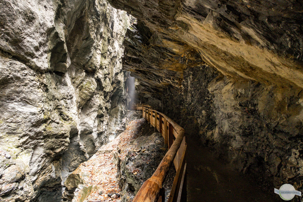 Weg im Fels, daneben Schlucht: die Liechtensteinklamm