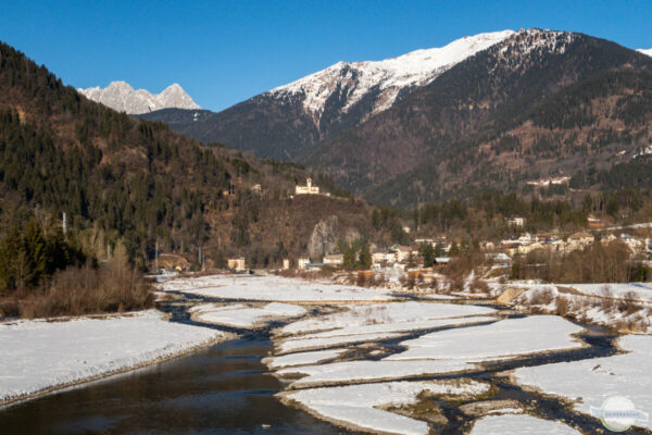 Breites Flussbett in Italien im Winter