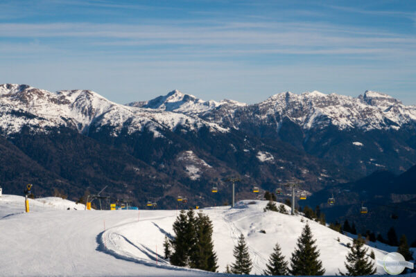 Blick über die Berge in der Carnia, Skigebiet mit gelben Gondeln