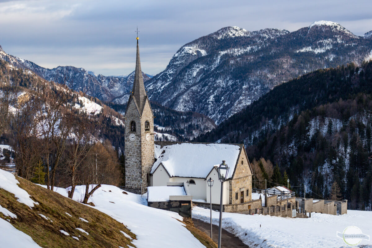 Die Kirche in Sauris di Sopra vor fantastischer Bergkulisse
