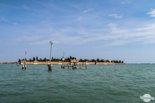 Die Friedhofsinsel San Michele in Venedig vom Wasser aus