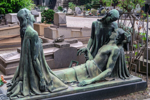 Skulpturen am Monumentefriedhof: Weinende Frauen betten einen Mann