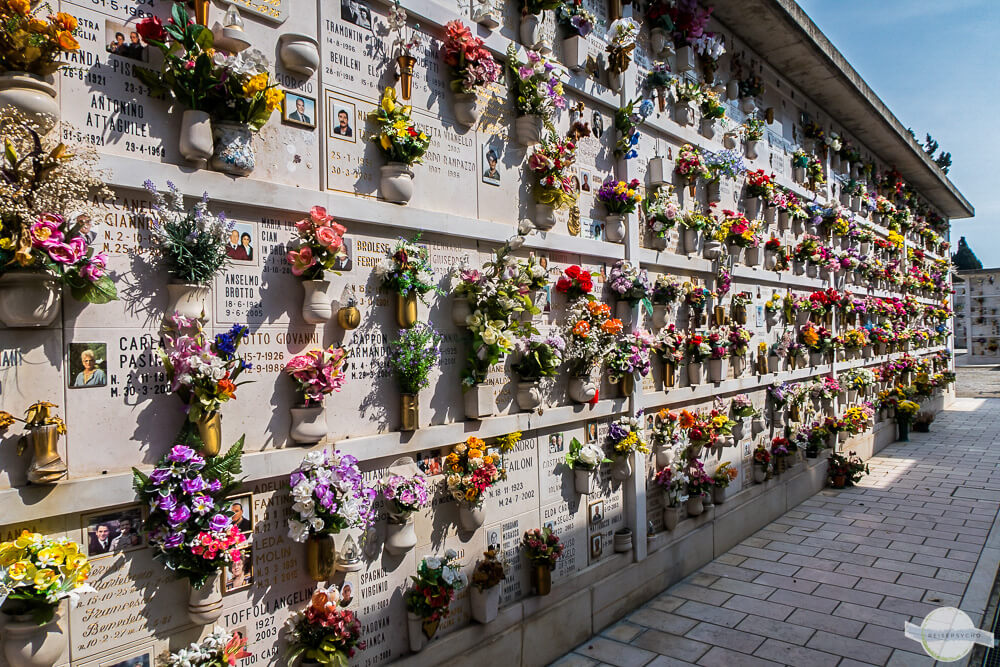 Columbarien zur platzsparenden Bestattung