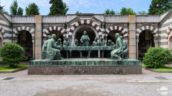 Das letzte Abendmahl als Bronzeskulptur am Monumentefriedhof in Mailand