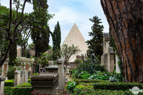 Blick über den Friedhof auf die Pyramide in Rom