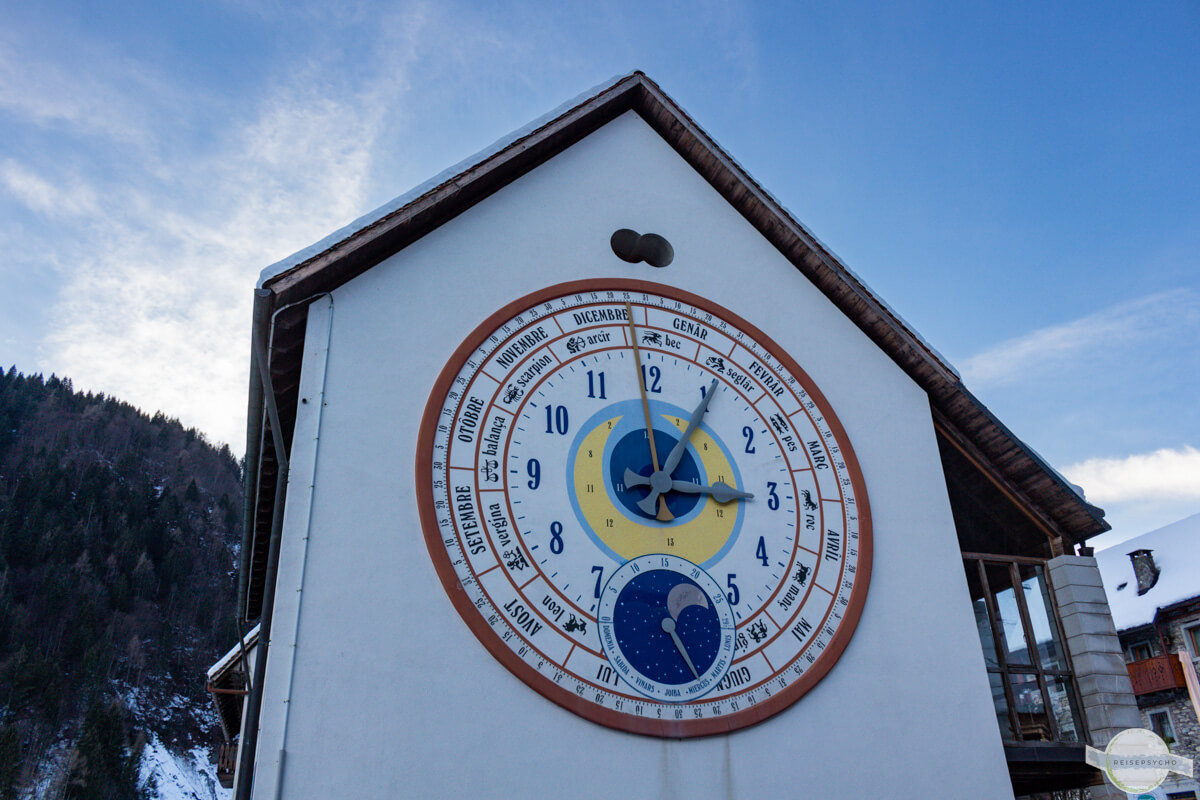 Große Uhr an der Wand eines Hauses