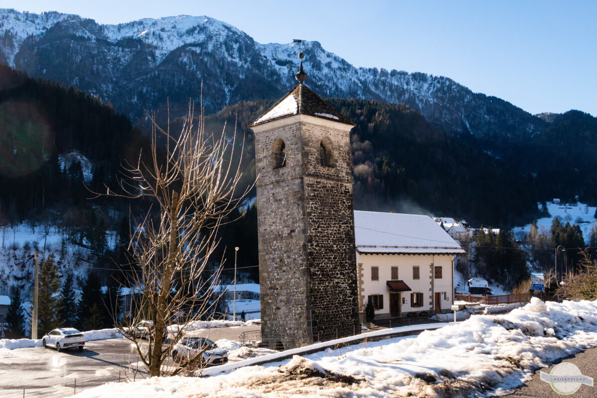 Schiefer Turm in Prato Carnico