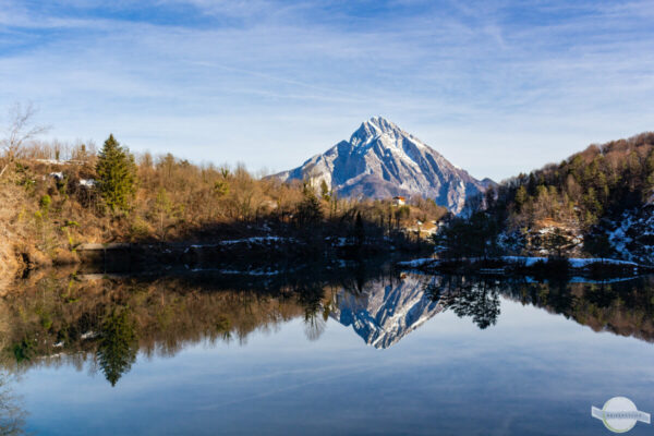 Lago di Verzegnis: Spiegelung von Bergspitze im Wasser