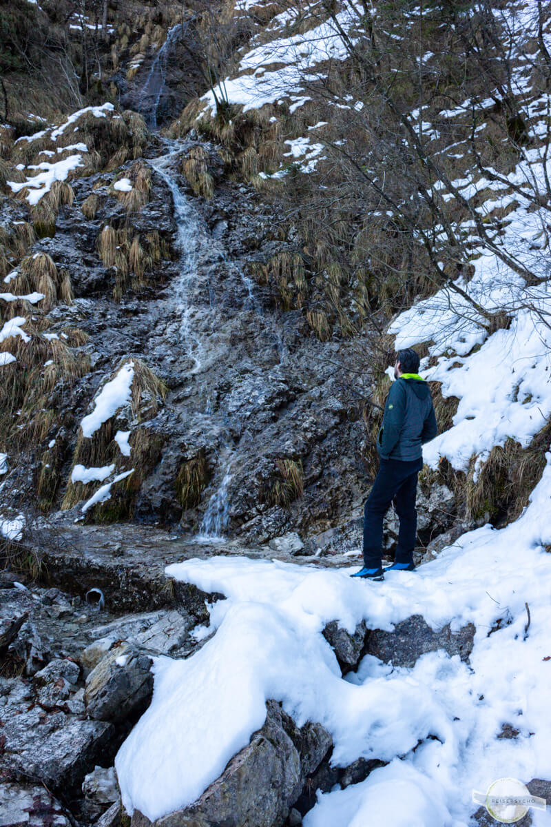 Wasserfall in Italien im Winter im Friaul