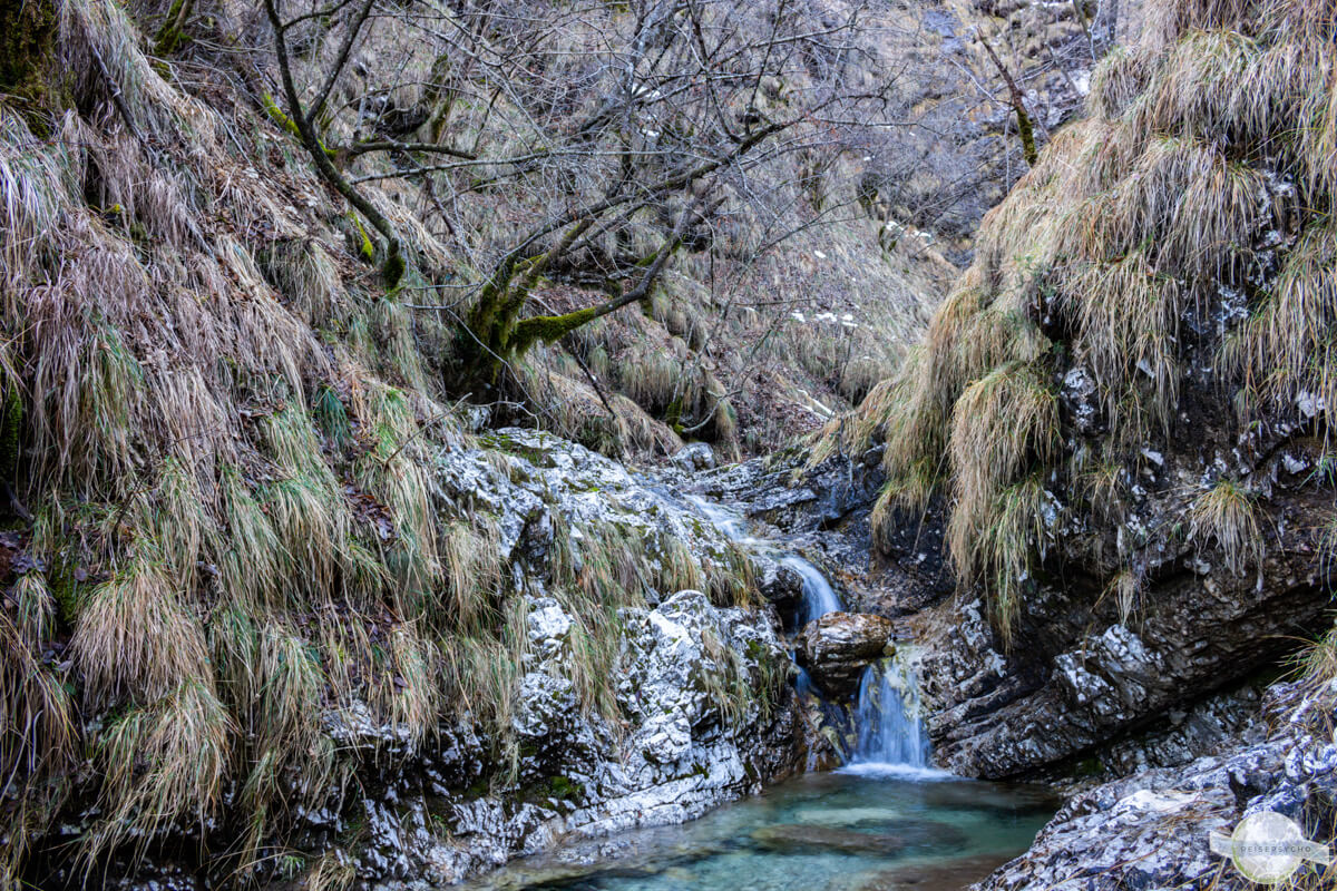 Kleiner Wasserfall im Winter