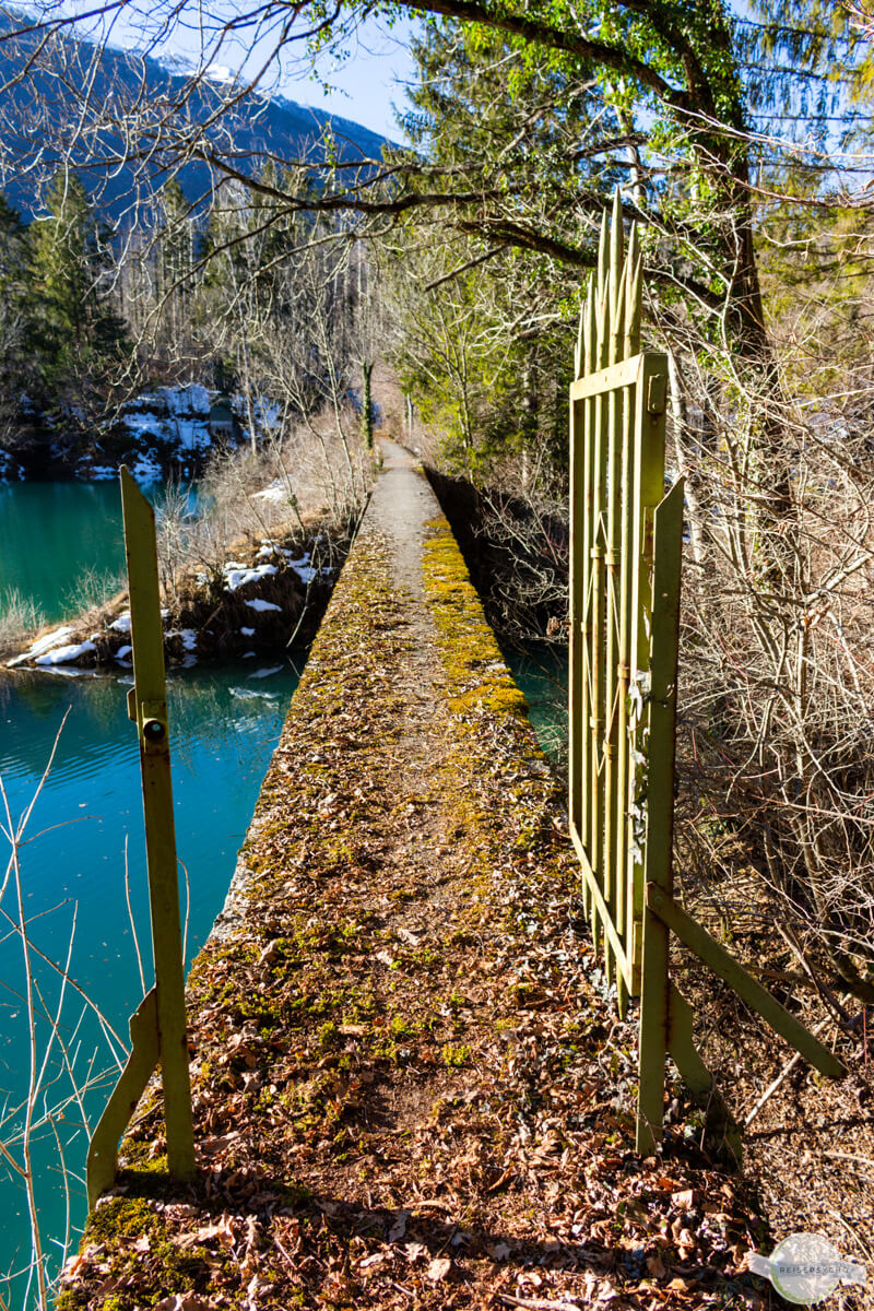 Ungesicherter Steg über den Stausee