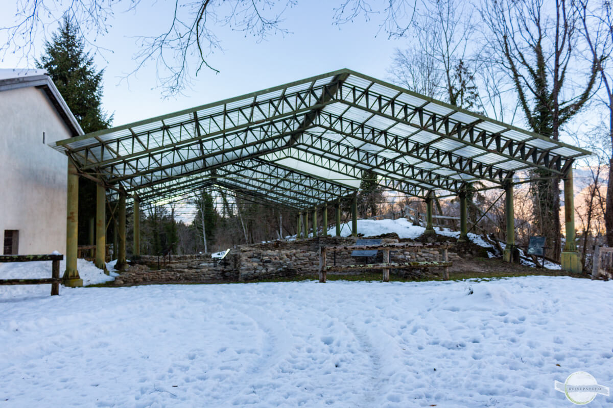 Frühchristliche Basilika in Villa Santina - Ruine mit Überdachung