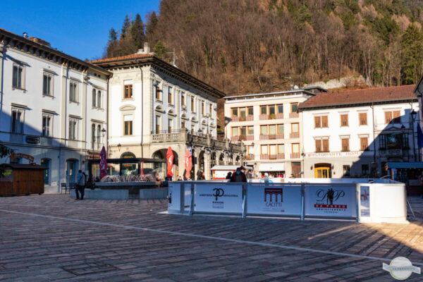 Hauptplatz in Tolmezzo mit Eislaufplatz