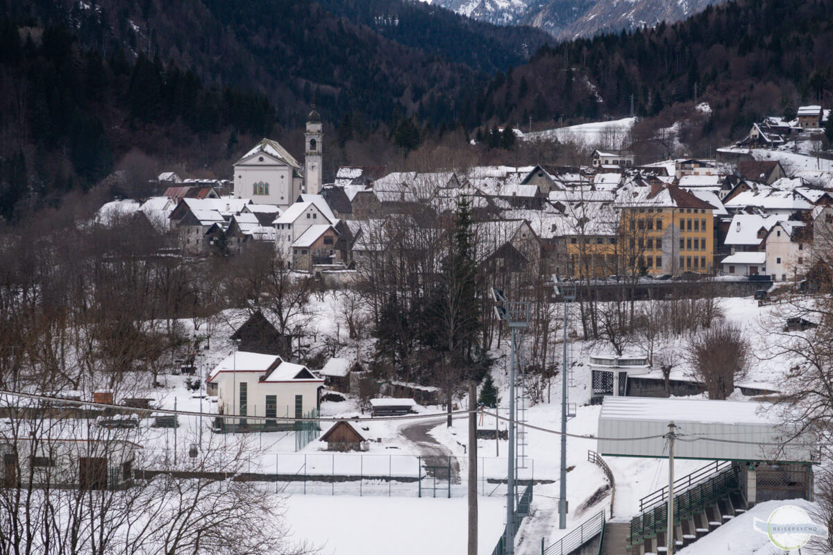 Pesariis - Blick auf das kleine Dorf im Friaul