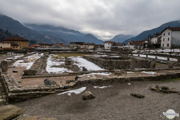 Forum Romanum in Zuglio: Ruinen, dahinter das Dorf