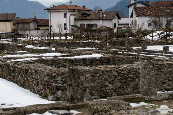 Alte römische Mauern mitten im Dorf