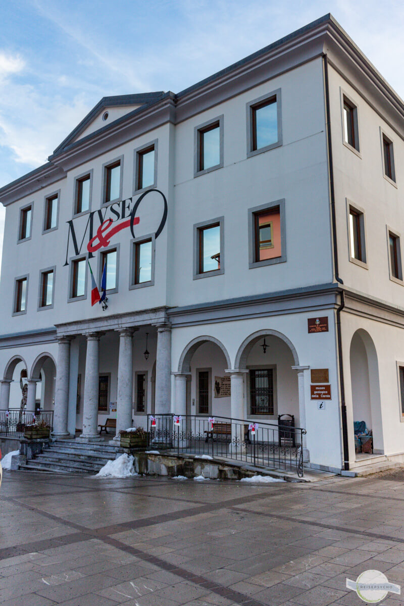 Das Museum für Geologie in Ampezzo von außen