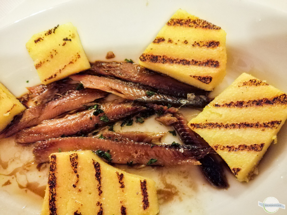 Sardellen mit Polenta
