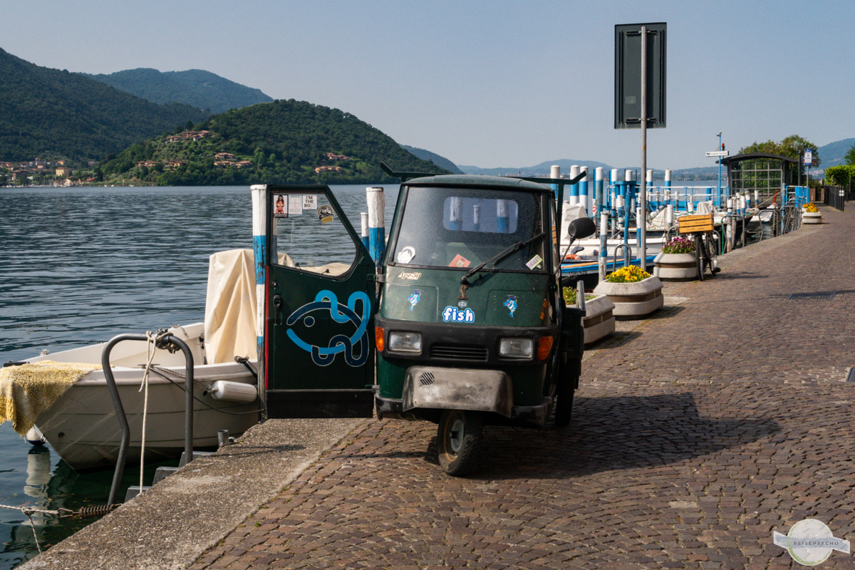 Ape in Italien an der Uferpromenade