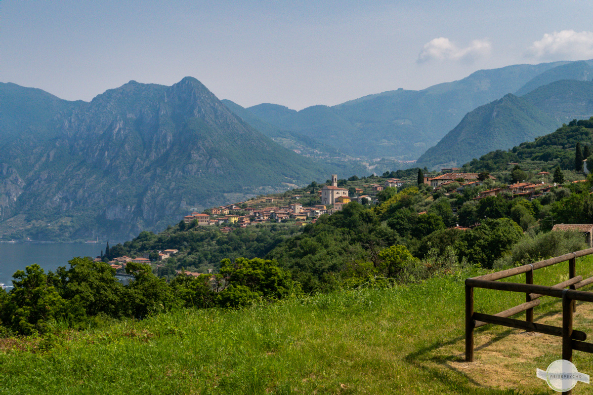 Ausblick von der Monte Isola auf Orte und Berge