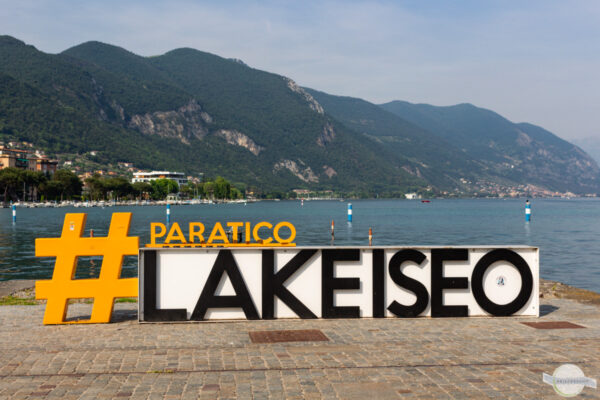 Schriftzug Paratico Lake Iseo an der Promenade