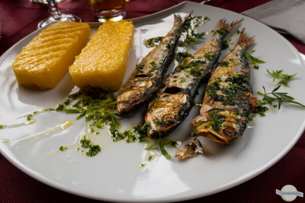 Sarde secche mit Polenta - typisches Essen am Iseosee