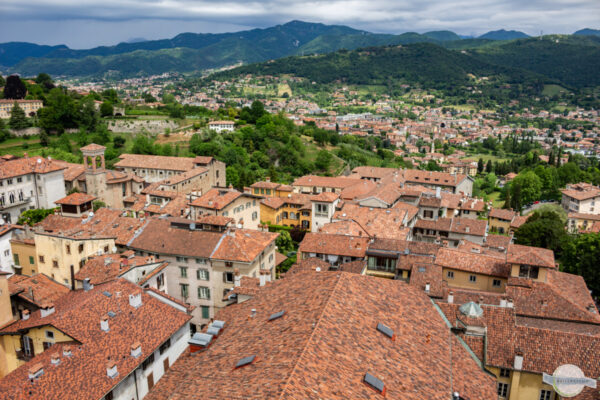 Ausblick vom Turm im Bergamo mit den Bergen im Hintergrund
