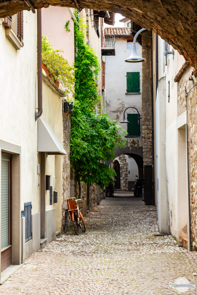 Ruhige Gasse in Italien