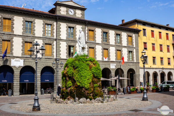 Die Piazza Garibaldi in Iseo: Rathaus mit Arkaden und Brunnen mit Statue
