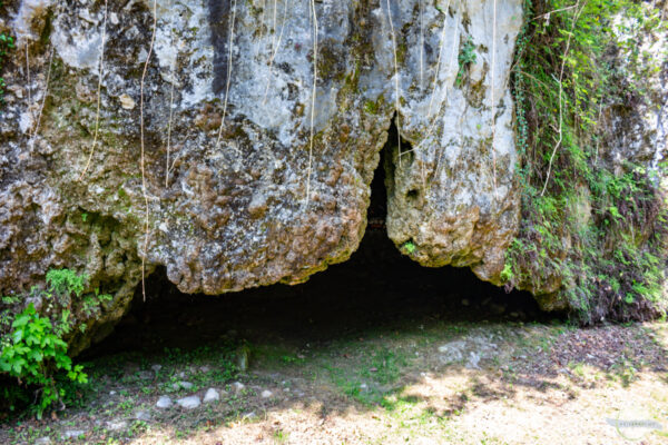 Höhle im Fels in Sulzano