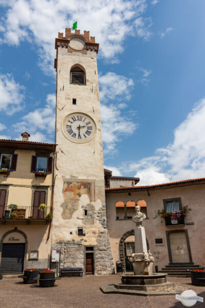 Turm und Statue auf einem Platz in Lovere