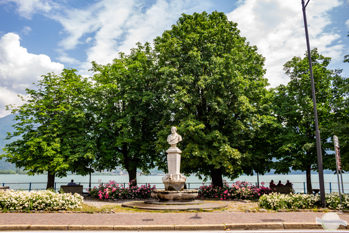 Statue umringt von Bäumen an der Strandpromenade in Lovere